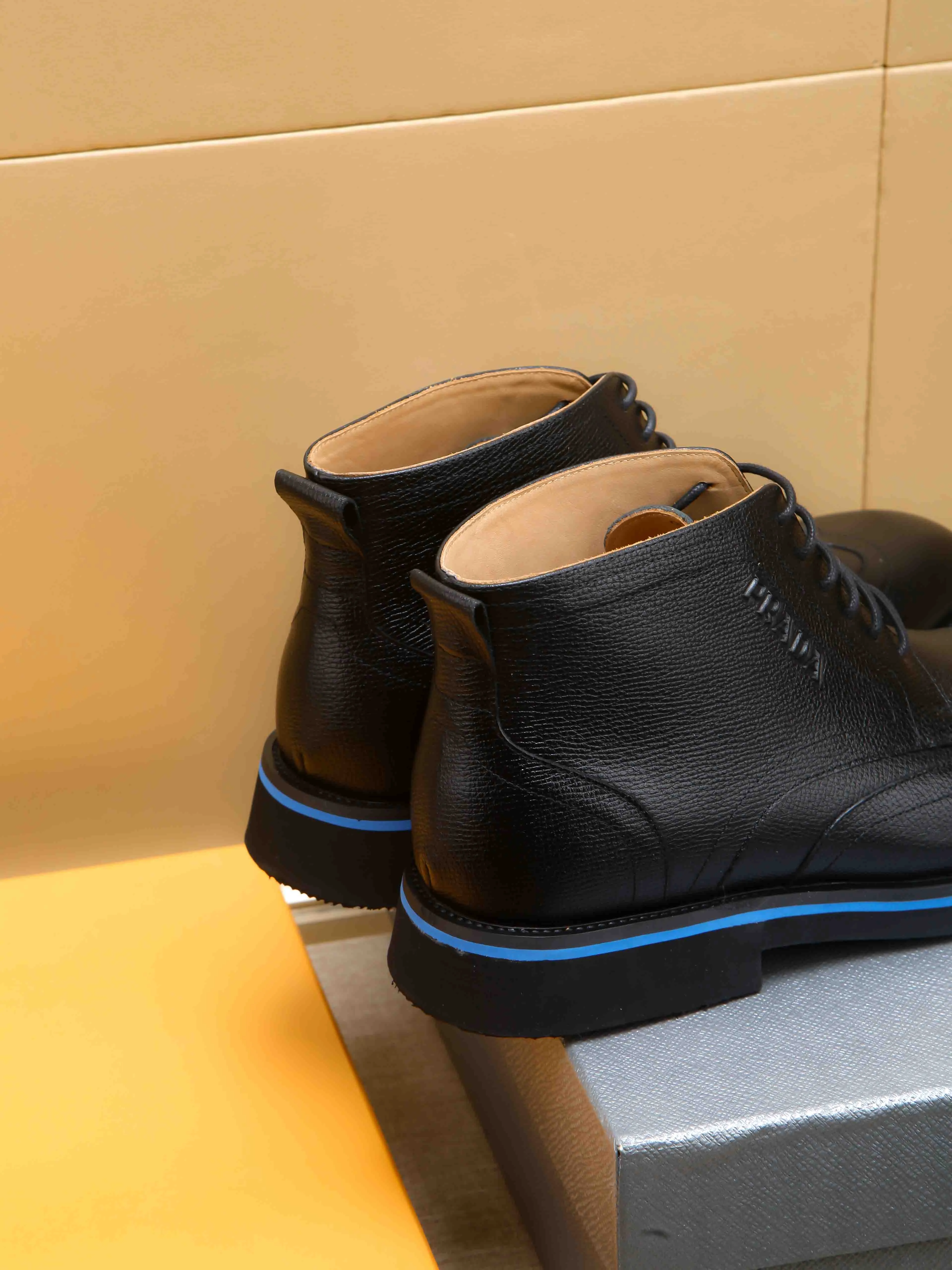 Men's shoes 💰620 💰 PRADA*——◾ Prada~Thick-soled men's shoes, original single-level perfect boutique, brogue style men's formal casual leather shoes, luxurious materials, imported cowhide, with water-dyed cowhide lining, 4.5cm increased PU foam lightweight outsole, perfectly restore the original classic, purchase the original 1:1 accurate replica, welcome all comparisons 🆚, the design is full of modernity, versatile and fashionable urban men! Size: 39-44 (38.45.46.47 customized)